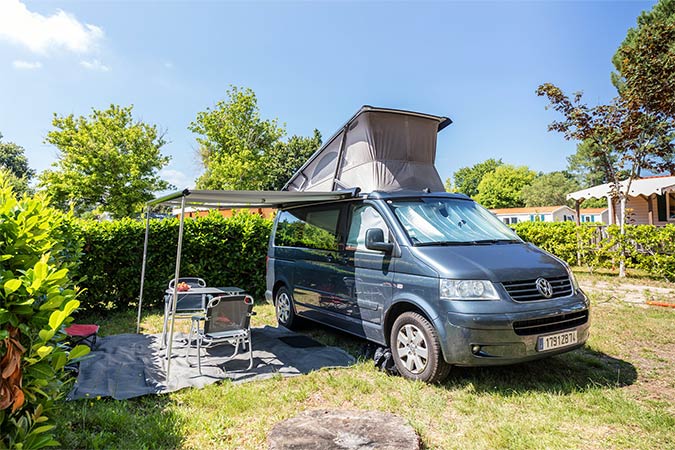 van aménagé sur un emplacement