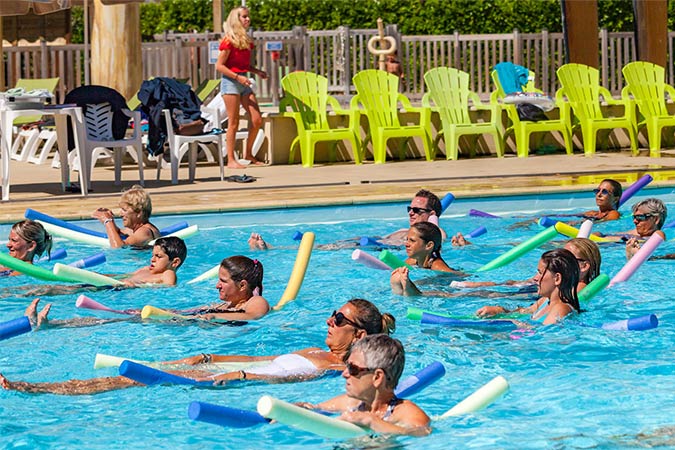 activité aquagym dans la piscine