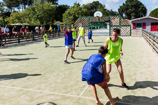 activité sportive sur le terrain de basket