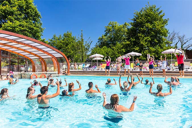 cours d'aquagyme dans le parc aquatique