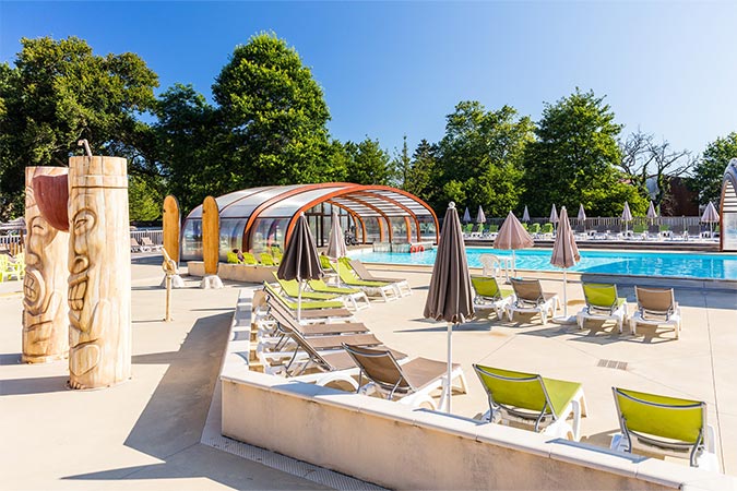 solarium et bassin du parc aquatique